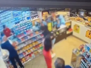 Angajatul unei benzinării, bătut de o fostă iubită și de soțul ei. L-au mușcat de braț - Foto: captură video