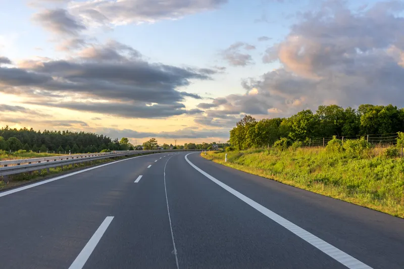 Curbă  pe o autostradă - Foto: Freepik (rol ilustrativ)