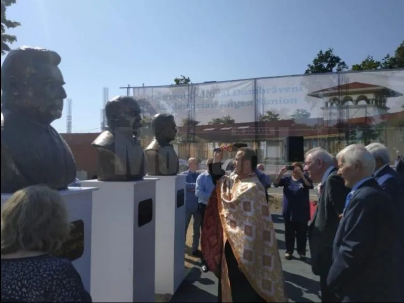 Fostul președinte al Academiei Române a asistat la dezvelirea propriei statui. Foto Monitorul de Suceava