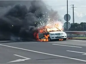 Maşina unor români a ars ca o torţă pe o autostradă din Ungaria. Au fost salvați de agenții fiscali - Foto: Observator