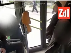 Criză de gelozie într-un autobuz, după un flirt între doi tineri necunoscuţi. S-a ajuns la cuțite - Foto: Ziarul de Iași