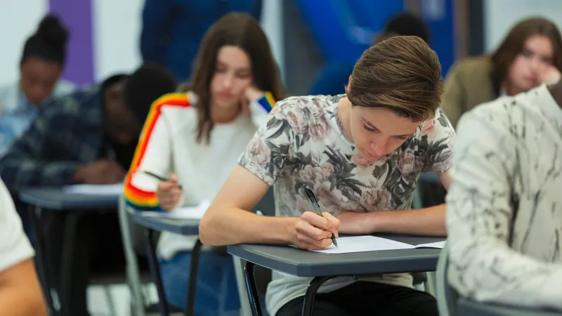 Evaluarea Națională 2025. Elevii de clasa a VIII-a susțin miercuri proba la matematică - Foto: Profimedia images