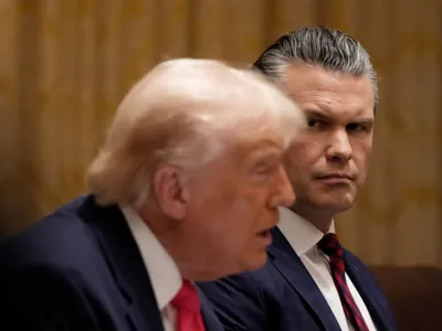 Secretarul Apărării, Pete Hegseth, îl ascultă cum vorbeşte pe şeful său, preşedintele Donald Trump - Foto: Profimedia Images