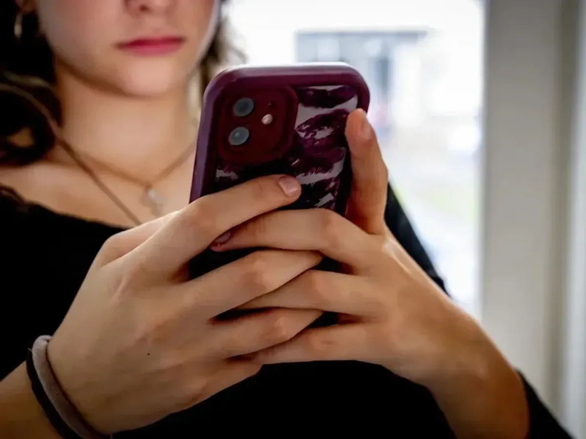 Doi din trei copii australieni sunt în continuare pe rețelele de socializare, în ciuda restricțiilor