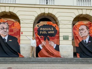 Activiștii Greenpeace au protestat în mai, la Varșovia, cerându-i lui Viktor Orban să susțină sancțiunile petroliere impuse Rusiei. / Foto: Profimedia