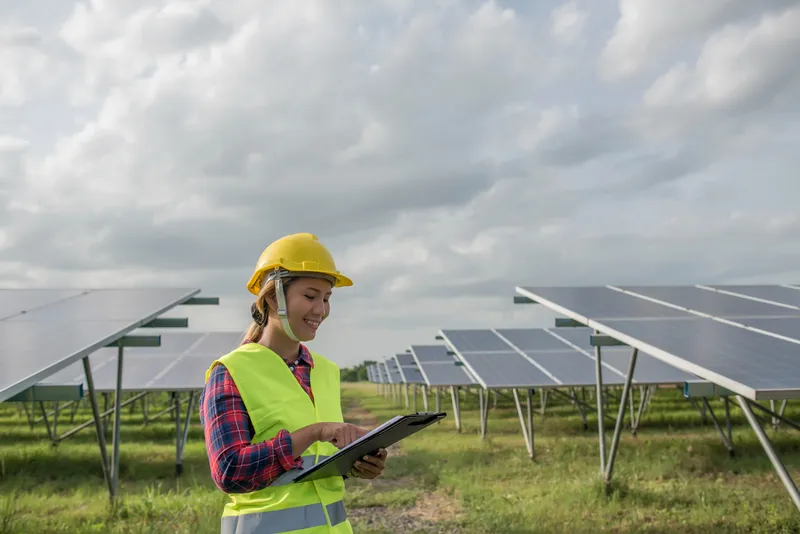Femeie și panouri fotovoltaice - Foto: Freepik