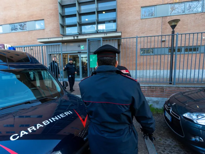 Femeie bătută și jefuită, în Florența: O româncă și doi frați albanezi, arestați de carabinieri. / Foto: Profimedia