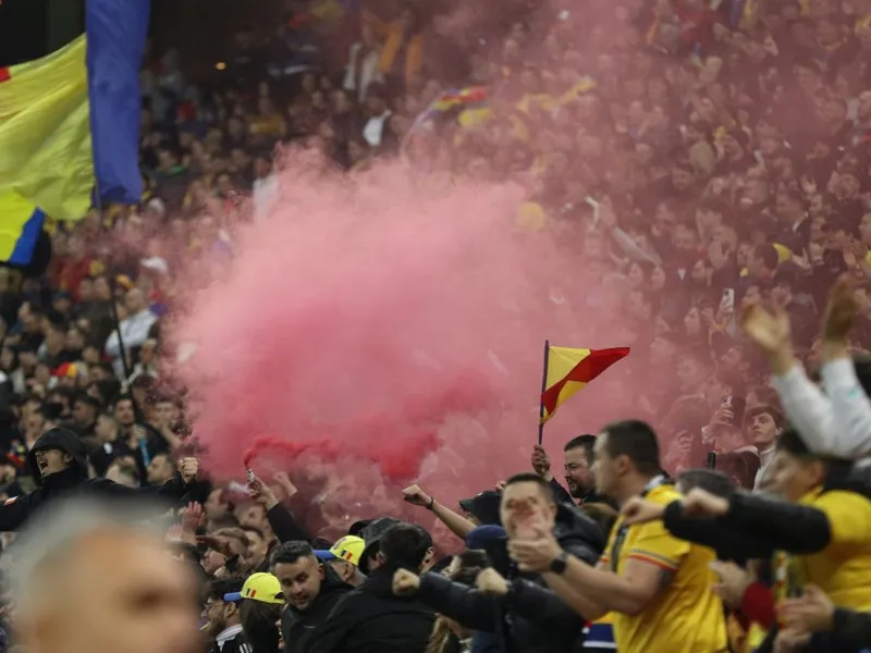 Ultraşi manifestându-se la meciul Naţionalei cu Bosnia Herţegovina - Foto: INQUAM PHOTOS/Bogdan Buda