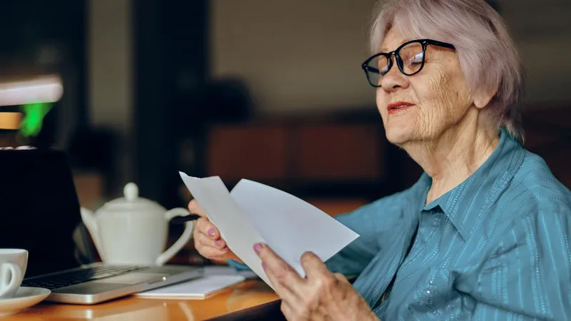 Care pensionari vor pierde bani la pensie la Mica Recalculare? E vorba de mii de lei foto: Freepik (fotografie cu caracter ilustrativ)
