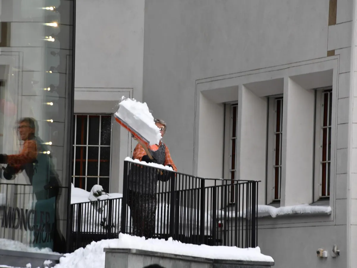METEO Amendă 500 lei dacă arunci zăpada pe trotuar de la balcon. Unde o poți depozita?