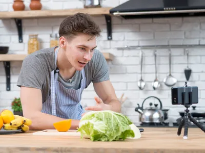 Bărbat care are o salată - Foto: Freepik (Imagine cu rol ilustrativ)