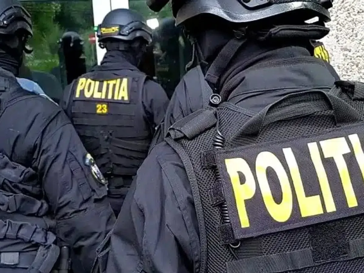 România a descoperit o schemă la scară largă de emitere a pașapoartelor false - Foto: Poliția Suceava