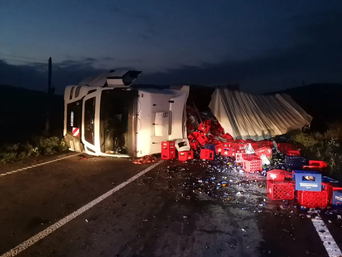 Foto: TIR-ul s-a răsturnat Sursa: ISU Botoșani