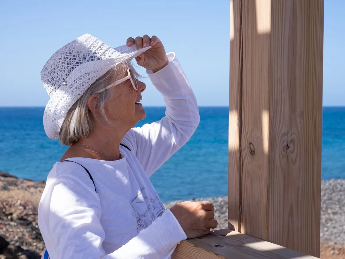 Pensionară pe malul mării în Grecia - Foto: magnific.com (Imagine cu rol ilustrativ)
