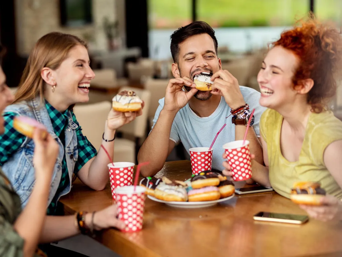 Marea Britanie interzice reclamele la mâncare nesănătoasă pe timpul zilei pentru a reduce costurile medicale