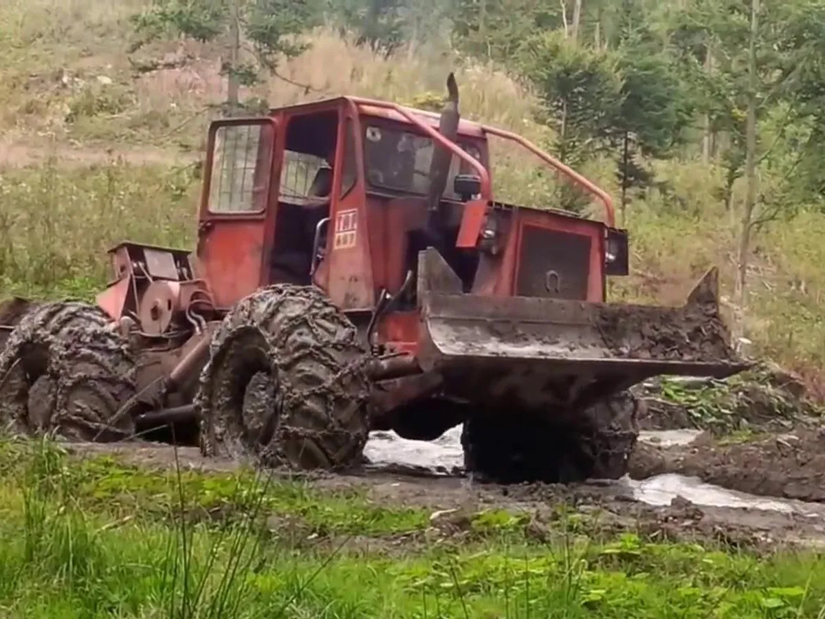 VIDEO Tractorul românesc care face legea în păduri din anii 1960. Motor de U650, sub licență Fiat, sau Perkins