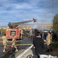 Un autobuz s-a lovit cu 2 camioane și a luat foc: 7 morți, 11 răniți. / Foto: dailysabah.com
