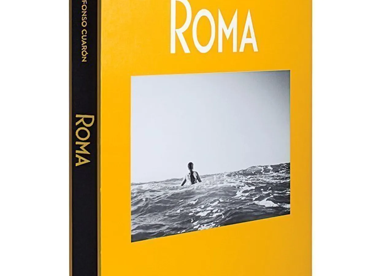 Cartea Roma include imagini ale fotografului Carlos Somonte de pe platourile de filmare și un text scris de scriitorul premiat Valeria Luiselli