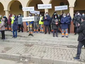 Fabrica de panouri din lemn masiv din Siret, închisă. Angajații disponibilizați protestează. / Foto: captură video