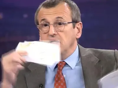 EXCLUSIV Un fost consilier prezidențial și-a rupt diploma de doctor, în direct, la Digi24. „Diplomele de doctorat au ajuns o povară”