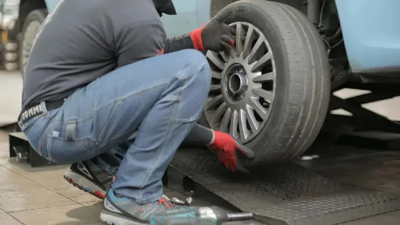 Unde spun specialiștii că trebuie să monteze șoferii anvelopele noi, dacă nu au bani decât de două - Foto: pexels.com/Andrea Piacquadio - Imagine cu rol ilustrativ