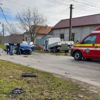 O autoutilitară a spulberat o mașină într-o intersecție a două străduțe din orașul Nădlac. - Foto: Facebook/Pompierii Orașului Nădlac