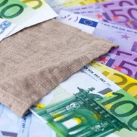 Persoanele care nu declară numerar de peste 10.000 euro la vamă riscă amenzi uriașe/FOTO: Unsplash
