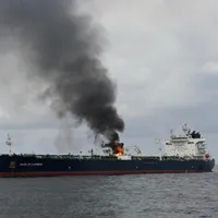 Rebelii Houthi au lovit cu rahete un petrolier rusesc, deși erau tovarășii lui Putin.   - Foto: Profimedia Images