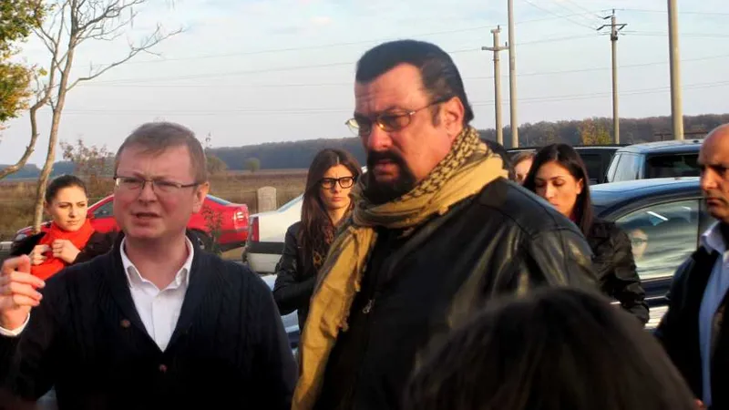În satul Uzunu, de unde e firma care vinde măști statului, e un adăpost pentru câini unde a fost și Steven Seagal/FOTO: adevarul.ro