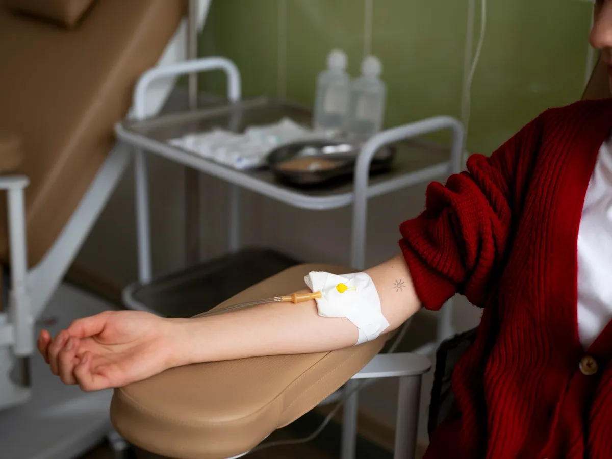 Femeie frumoasă care donează sânge la Centrul de Transfuzii - Foto: Freepik