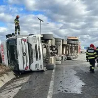 Un TIR cu mandarine s-a răsturnat la Suceava. / Foto: Info Trafic 24, Facebook