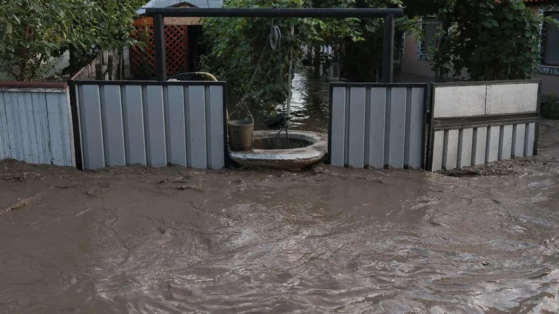România, lovită de ciclonul periculos. Se fac EVACUĂRI de urgență în județele Vrancea și Galați - Foto: INQUAM PHOTOS/ George Călin
