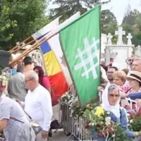 Manifestare legionară în cimitir, la mormântul lui Ilie Lăcătușu. Au venit polițiștii și jandarmii - Foto: captură Antena 3 CNN