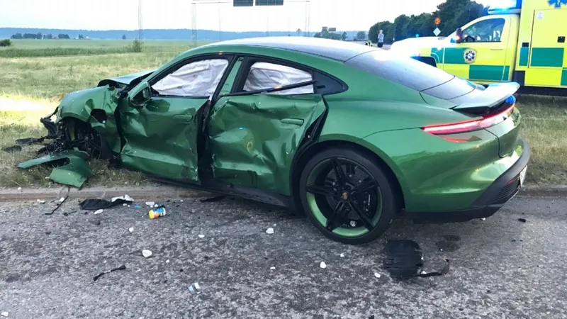 Arestat pentru viteză, după ce și-a făcut praf Porsche-ul de 200.000 €. L-a dat de gol cutia neagră - Foto: Facebook / GTBOARD.com