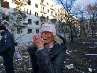 Imagini horror, în Ciuhuiiv. O rachetă rusească a lovit un bloc de locuințe. / Foto: bbc.com