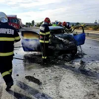 Accident între un autoturism şi un autocar cu 30 de pasageri, pe A1. Mașina a luat foc. / Foto: ISU Giurgiu