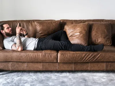 Bărbat întins pe canapea - Foto: Freepik