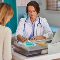 O doctoriță prescrie o rețetă - Foto: Magnific (rol ilustrativ)