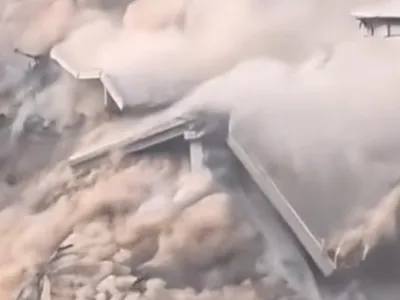 VIDEO Momentul în care un pod recent inagurat în China, lung de 758 de metri, se prăbușește