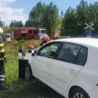 O șoferiță de 63 de ani nu a oprit la trecerea la nivel. Mașina a fost „pupată” de un automotor. / Foto: ISU Argeș