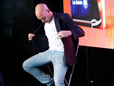 Imagini neverosimile: își lansa cartea, când a fost atacat cu ouă chiar de unchiul său! 