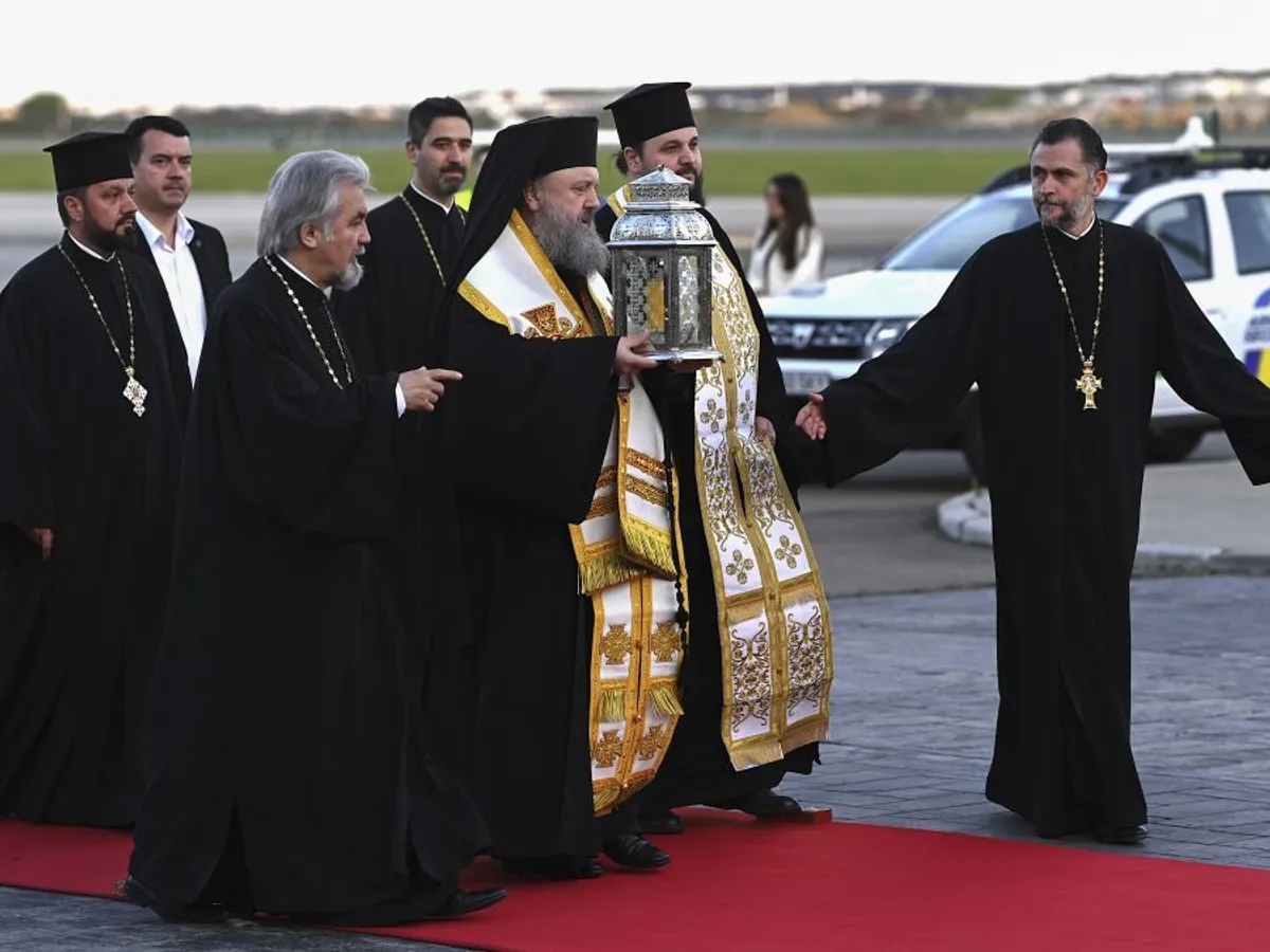 Sfânta Lumină va fi adusă de la Ierusalim, sâmbătă, şi va fi oferită tuturor delegaţiilor eparhiilor - Foto: INQUAM PHOTOS/Eduard Vînătoru