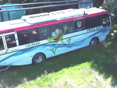 Unicul autobuz plutitor din România a eșuat pe uscat. Autoritățile riscă sancțiuni de milioane de euro EXCLUSIV