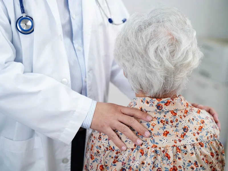 Pensionară, examinată la doctor - Foto: Freepik