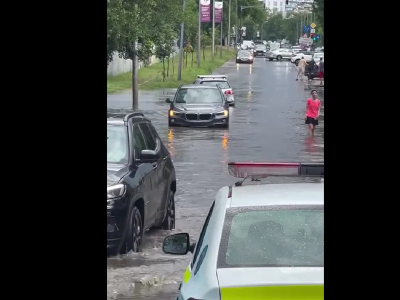 VIDEO Stradă în Capitală unde garsoniera e 100.000€ inundată de ploiae. Apa a intrat la BMW în motor - Foto: Fb