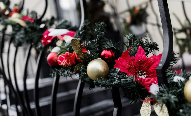 Balustradă cu decorațiuni de Crăciun - Foto: Freepik (Imagine cu rol ilustrativ)