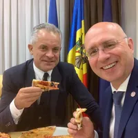 Oligarhul Plahotniuc și premierul său, Pavel Filip Foto: Facebook