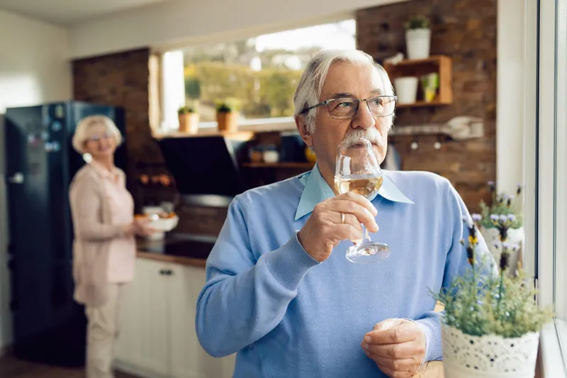 Pensionar care bea un pahar de vin alb - Foto: Freepik (Imagine cu rol ilustrativ)