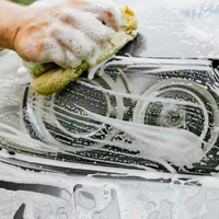 Ce amendă iau românii care își spală mașina în fața blocului? Legea interzice acest lucru - Foto: Pexels.com (Imagine cu caracter ilustrativ)
