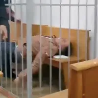 Un opozant belarus, Stepan Latypov, se înjunghie în gât, în cuşca acuzaţilor la proces/FOTO: Twitter